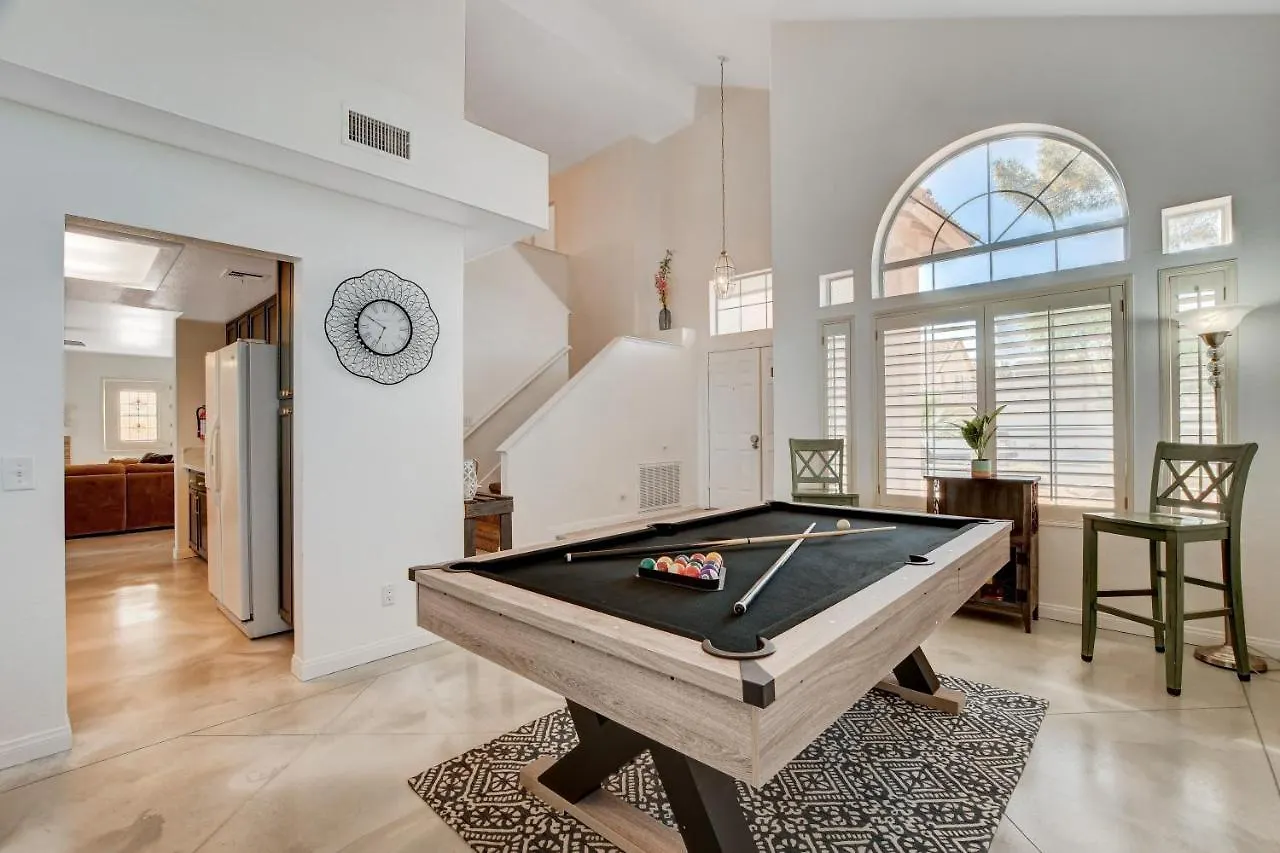 10 Min To Strip! Bright & Cozy Home W/ Pool Table Las Vegas