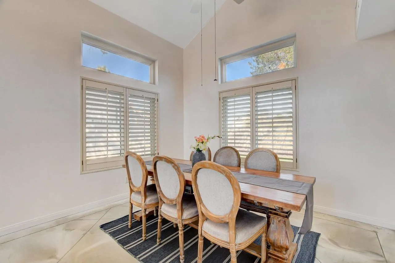 10 Min To Strip! Bright & Cozy Home W/ Pool Table Las Vegas