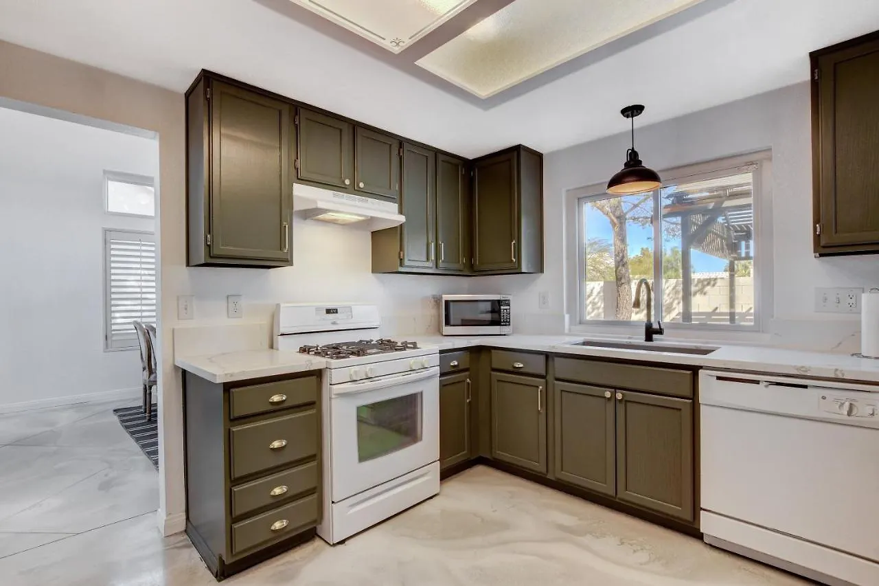 10 Min To Strip! Bright & Cozy Home W/ Pool Table Las Vegas