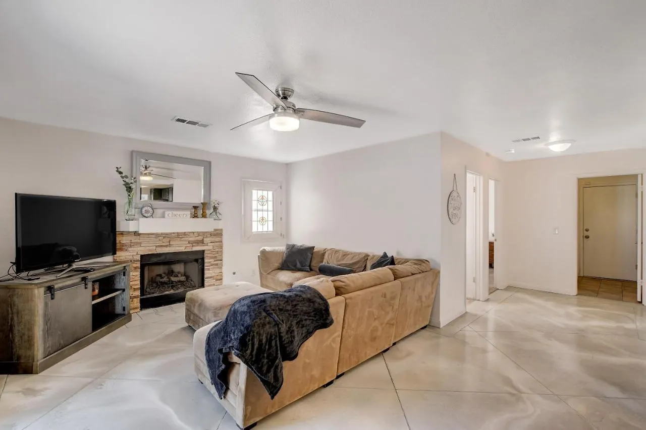10 Min To Strip! Bright & Cozy Home W/ Pool Table Las Vegas Holiday home
