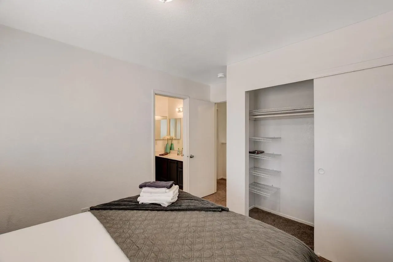10 Min To Strip! Bright & Cozy Home W/ Pool Table Las Vegas