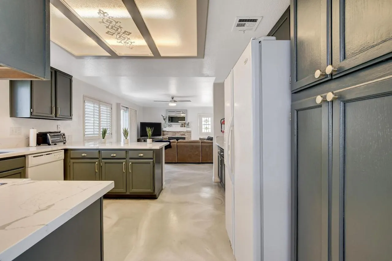 10 Min To Strip! Bright & Cozy Home W/ Pool Table Las Vegas Holiday home