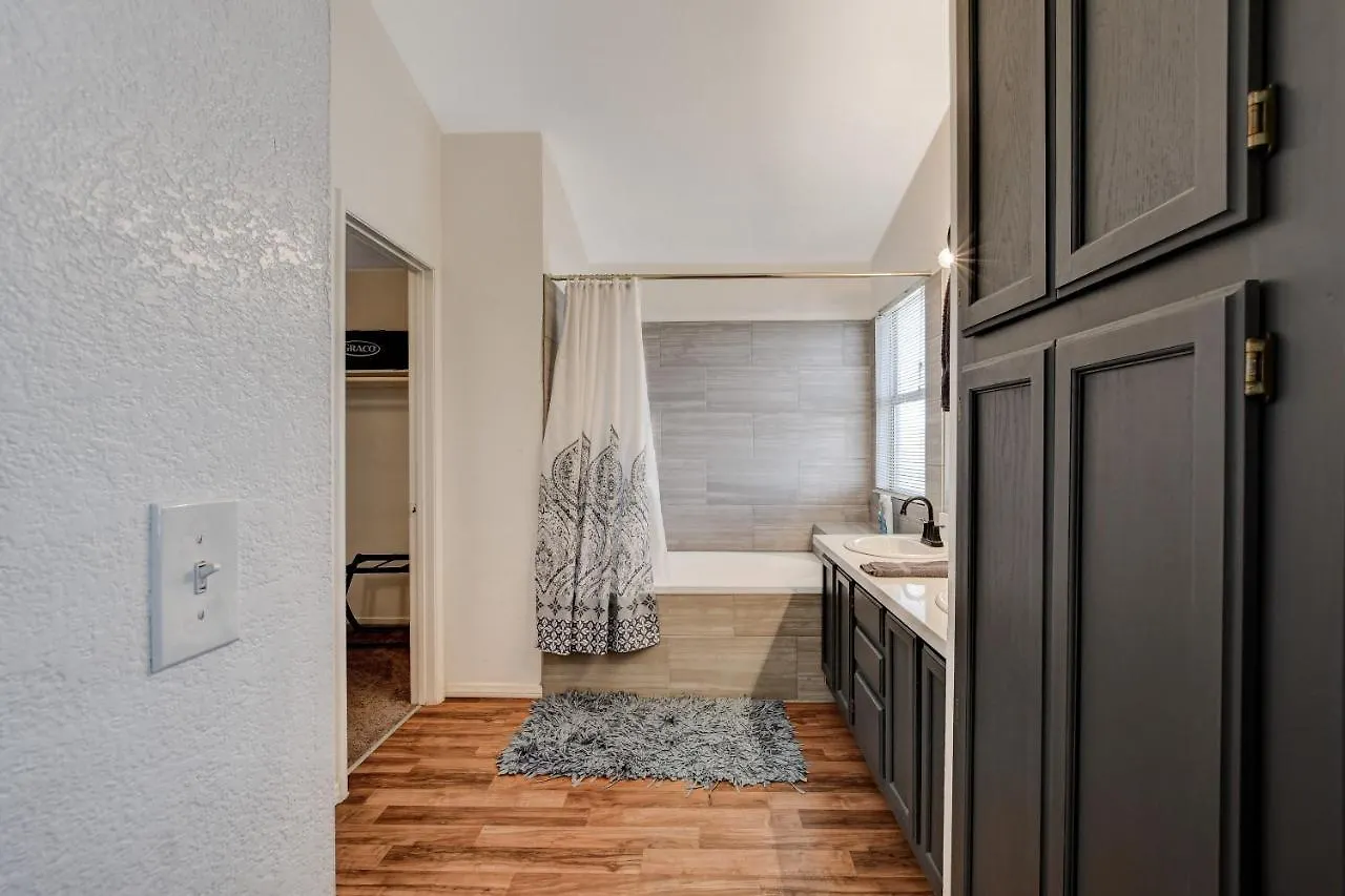 10 Min To Strip! Bright & Cozy Home W/ Pool Table Las Vegas