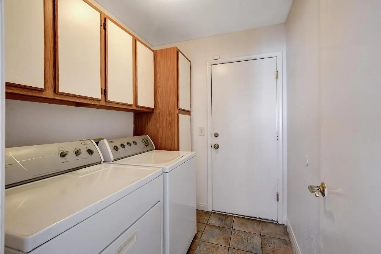 10 Min To Strip! Bright & Cozy Home W/ Pool Table Las Vegas 0*,
