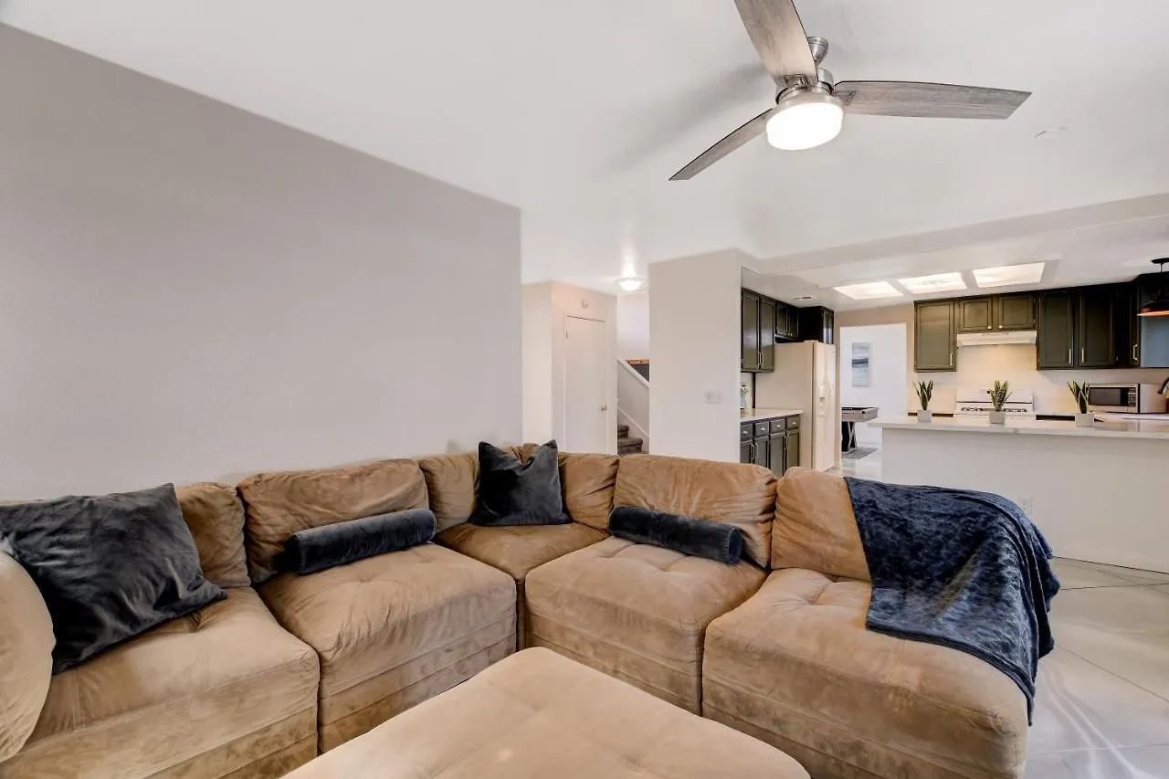 10 Min To Strip! Bright & Cozy Home W/ Pool Table Las Vegas Holiday home