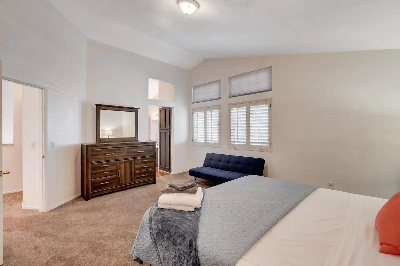 10 Min To Strip! Bright & Cozy Home W/ Pool Table Las Vegas Holiday home