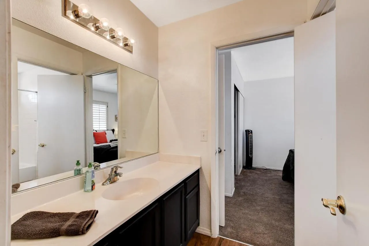 Holiday home 10 Min To Strip! Bright & Cozy Home W/ Pool Table Las Vegas