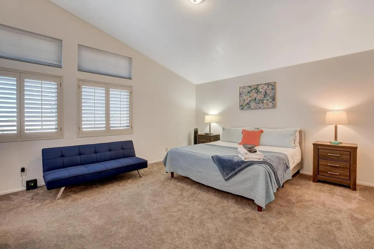 10 Min To Strip! Bright & Cozy Home W/ Pool Table Las Vegas