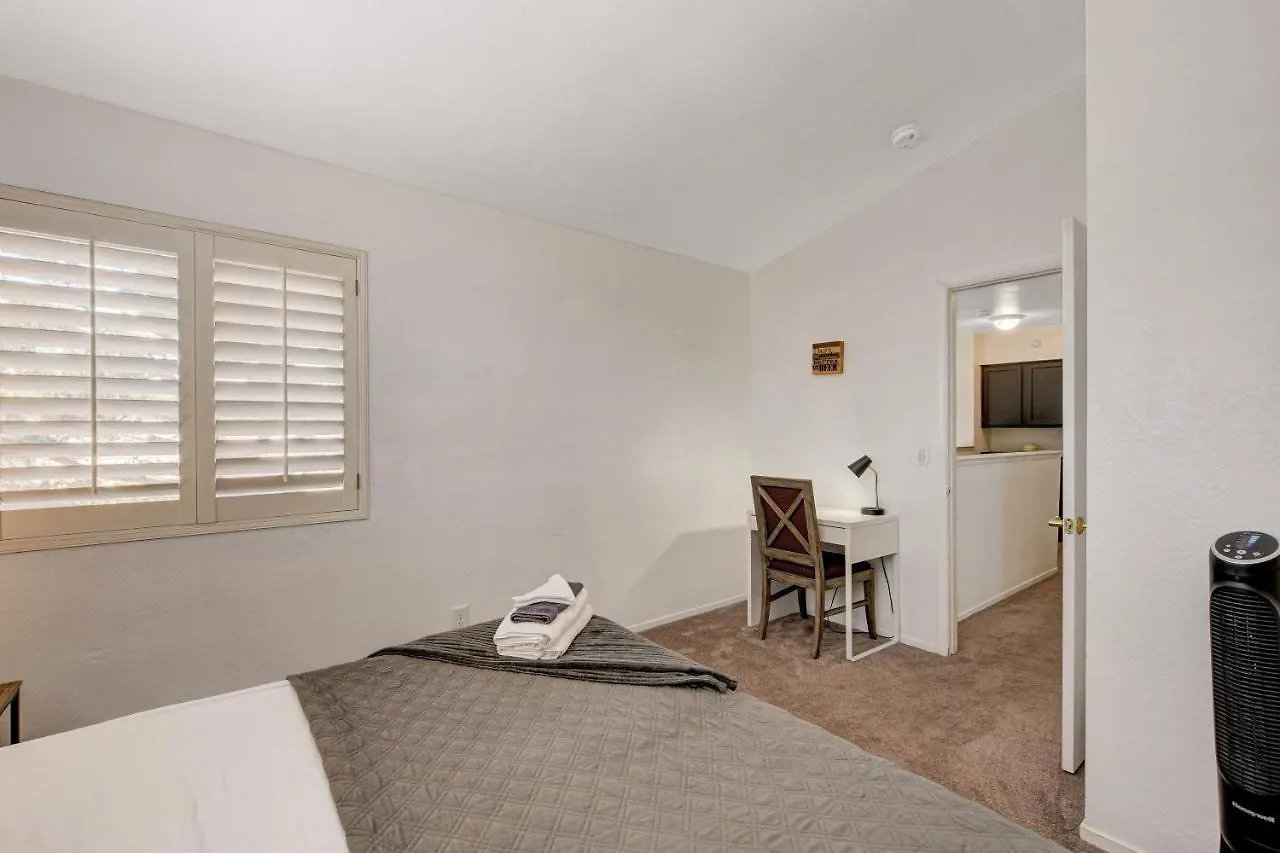 10 Min To Strip! Bright & Cozy Home W/ Pool Table Las Vegas